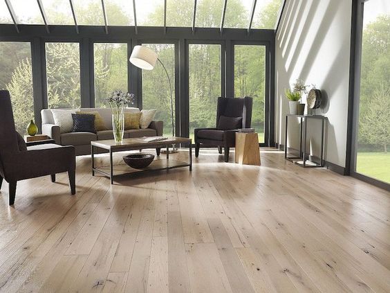 Sol en bois clair