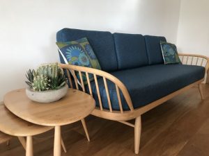 Canapé en bois blond et tissu