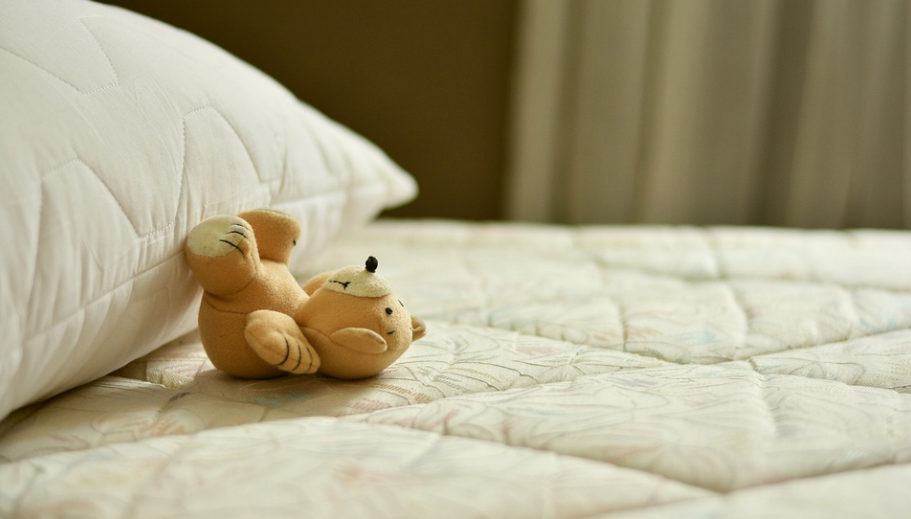 peluche sur un lit