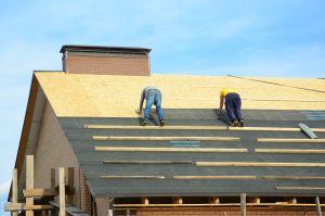 Installation d'une toiture par un professionnel pour garantir sa durabilité
