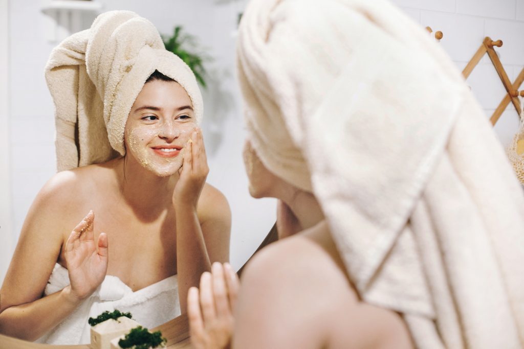 Femme avec gommage visage